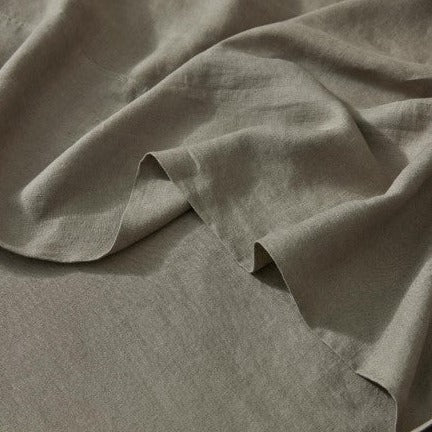 Relaxed and elegant linen sheet set with reusable bag