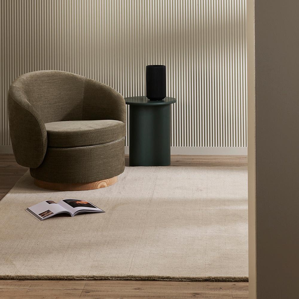 Soft, dense cut pile floor rug with delicate fringing