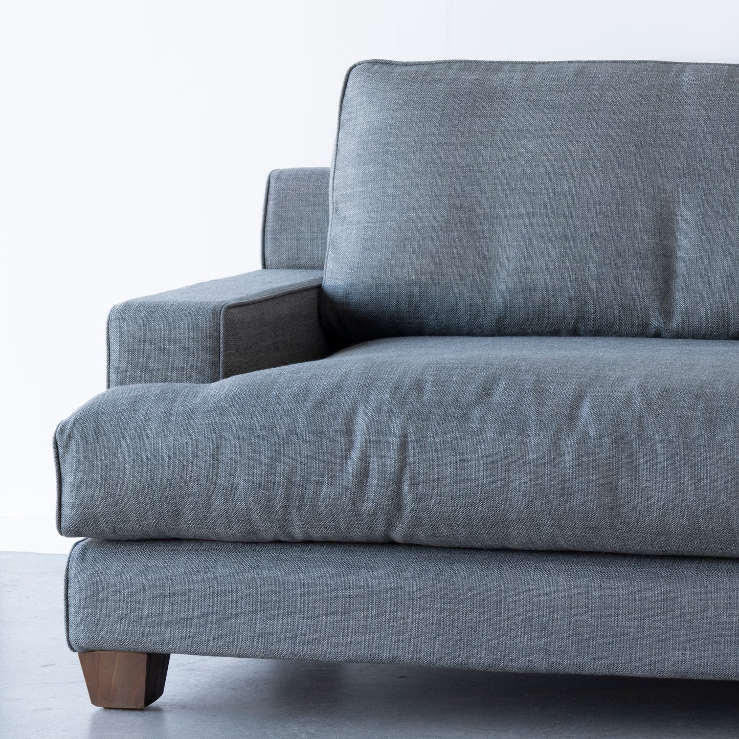 American-style lounge sofa with luxurious comfort and high-quality construction