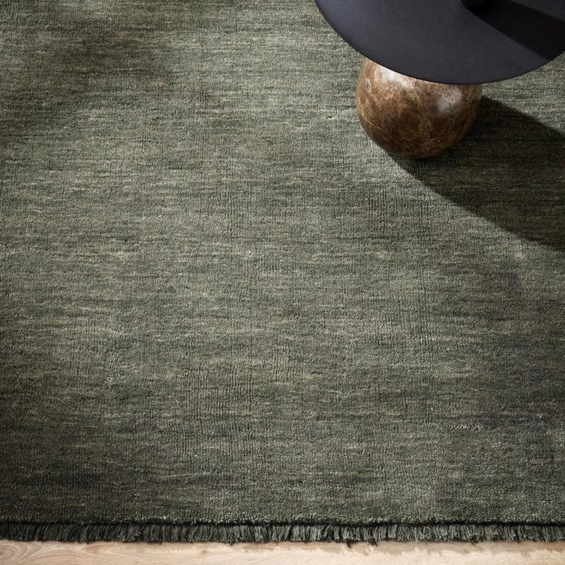 Sandringham forest green wool floor rug with cut pile and fringing – BLACK Concept Store