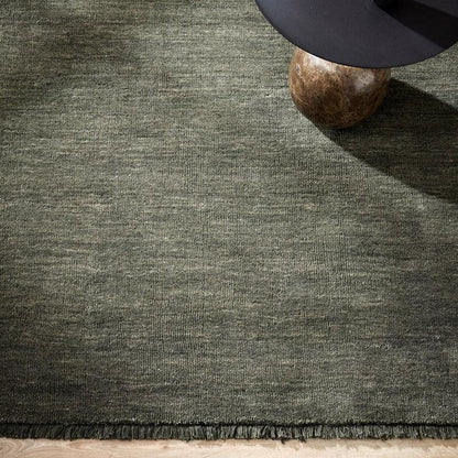 Sandringham forest green wool floor rug with cut pile and fringing – BLACK Concept Store