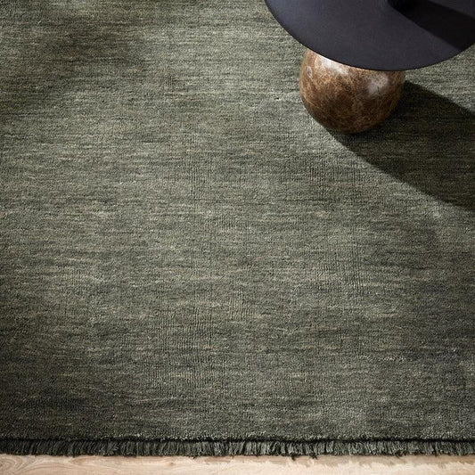 Sandringham forest green wool floor rug with cut pile and fringing – BLACK Concept Store