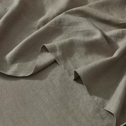 Relaxed and elegant linen sheet set with reusable bag