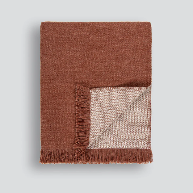 Elegant double-faced Chester throw with fringed finish