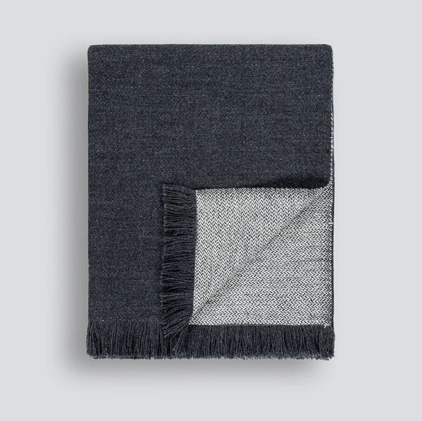Elegant double-faced Chester throw with fringed finish