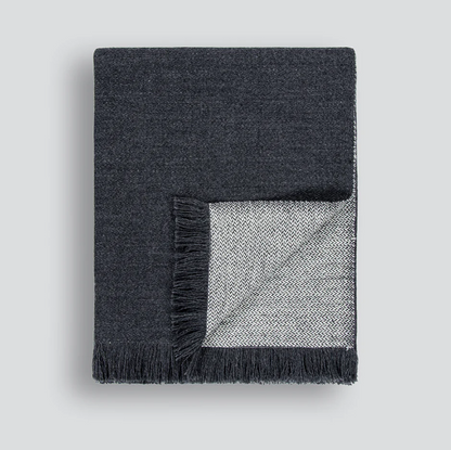 Elegant double-faced Chester throw with fringed finish