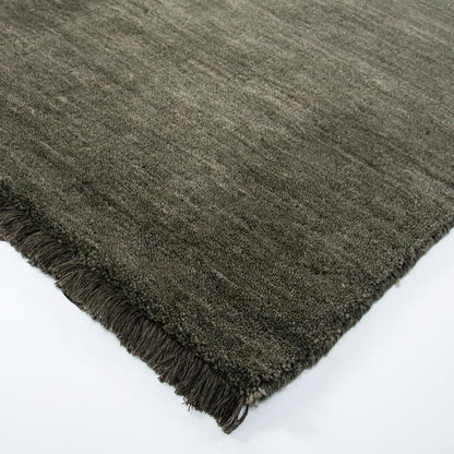 Loom-knotted wool rug with fringe detail in forest green – BLACK Concept Store