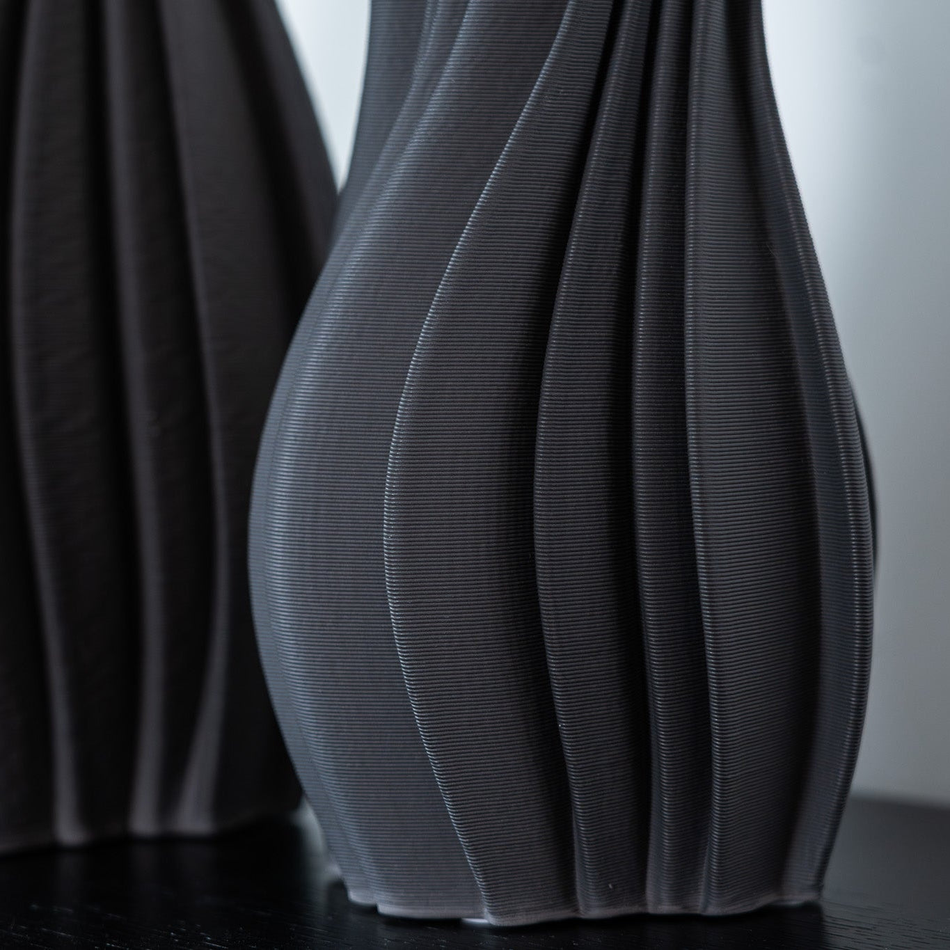 Discover the Louella Grey Large Vase – a 3D printed ceramic piece with a textured finish and watertight design, ideal for modern floral arrangements or decorative styling.